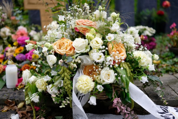flowers funeral meaning